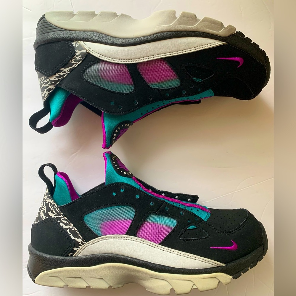 Nike AIR TRAINERHUARCHIE LOW BLK, VVD PRPL MENS SIZE 8.5😍